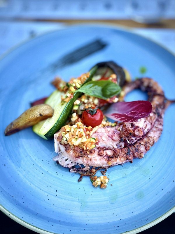 Quels sont les avantages d'utiliser une plancha pour cuire des viandes et légumes?